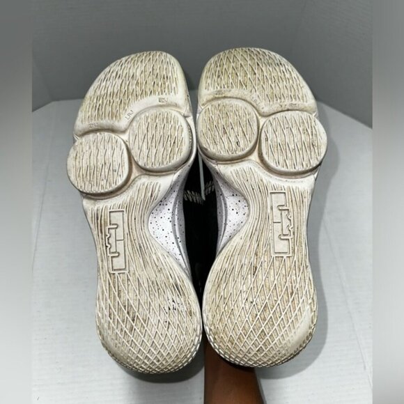 Athletic_Shoes